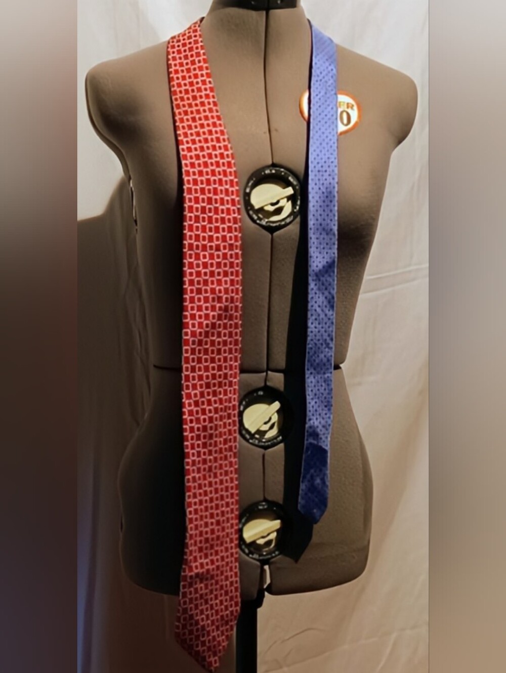 🍐Tommy Hilfiger 100% Silk Necktie – Red & Blue Pattern - Picture 2 of 8